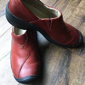 Keens reddish brown slide on